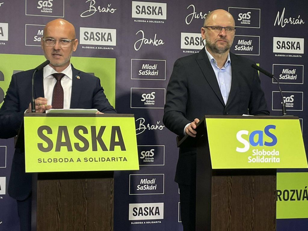 Bývalý predseda SaS Richard Sulík a súčasný predseda strany Branislav Gröhling. FOTO: HN/Akos Cséplö