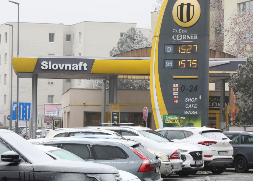 Pohľad na čerpaciu stanicu Slovnaft, ktorú prevádzkuje rovnomenná rafinéria. FOTO: Peter Mayer/MAFRA