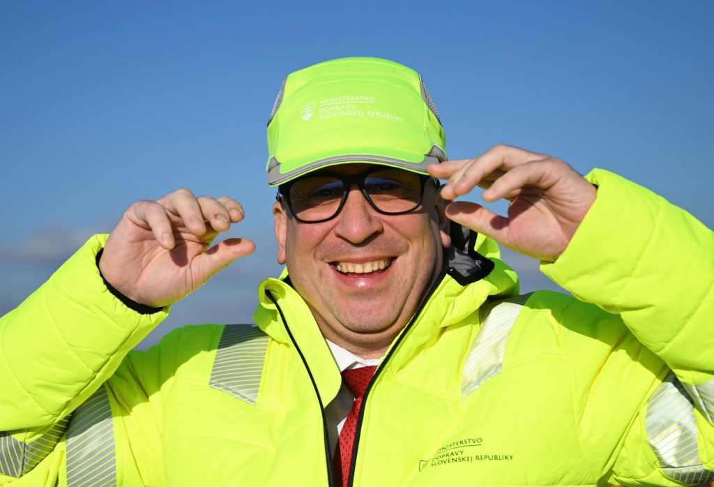 Na snímke minister dopravy Jozef Ráž (nominant Smer-SD) sa usmieva počas tlačovej konferencie k výstavbe rýchlostnej cesty R2 Košice, Šaca - Košické Oľšany. FOTO: TASR/František Iván