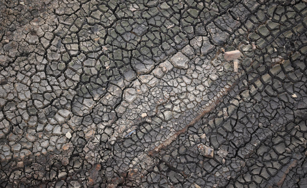 Viditeľné praskliny na časti odkrytého dna britskej nádrže Baitings, kde hladina vody zostáva extrémne nízka po dlhom období bez dažďa.
