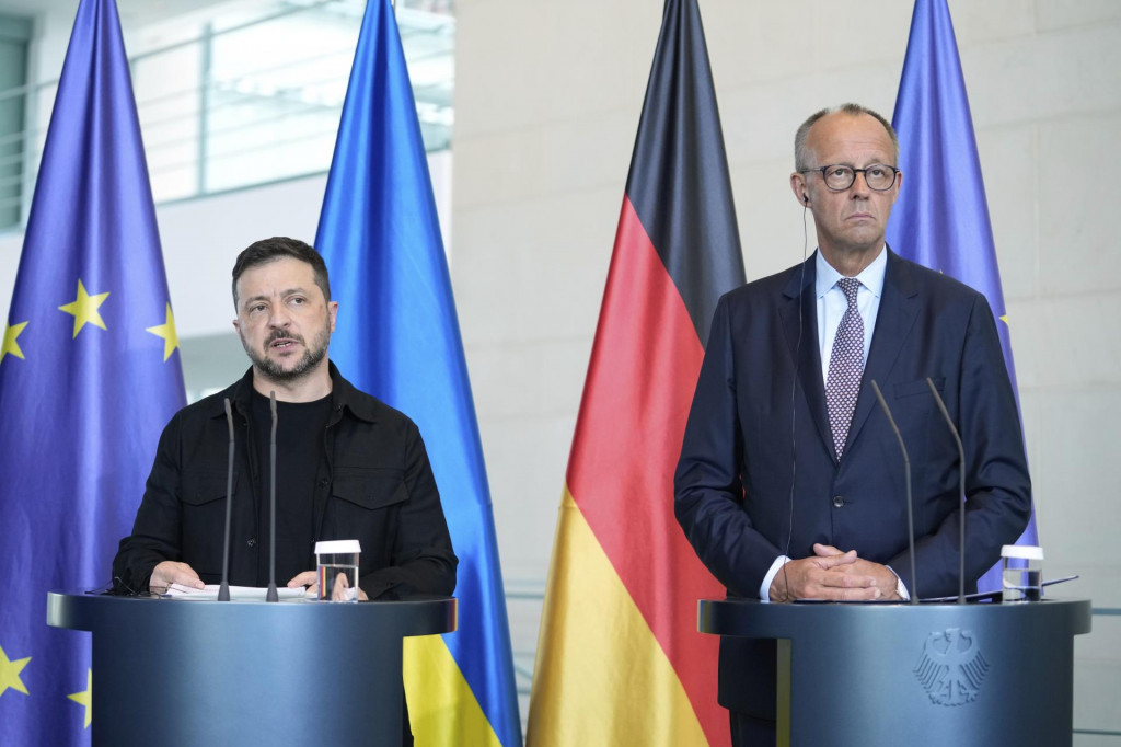 Ukrajinsk&yacute; prezident Volodymyr Zelenskyj a nemeck&yacute; kancel&aacute;r Friedrich Merz počas tlačovej konferencie po videokonferencii eur&oacute;pskych l&iacute;drov s americk&yacute;m prezidentom Donaldom Trumpom o vojne na Ukrajine v stredu 13. augusta 2025 v Berl&iacute;ne.  FOTO: Ebrahim Noroozi