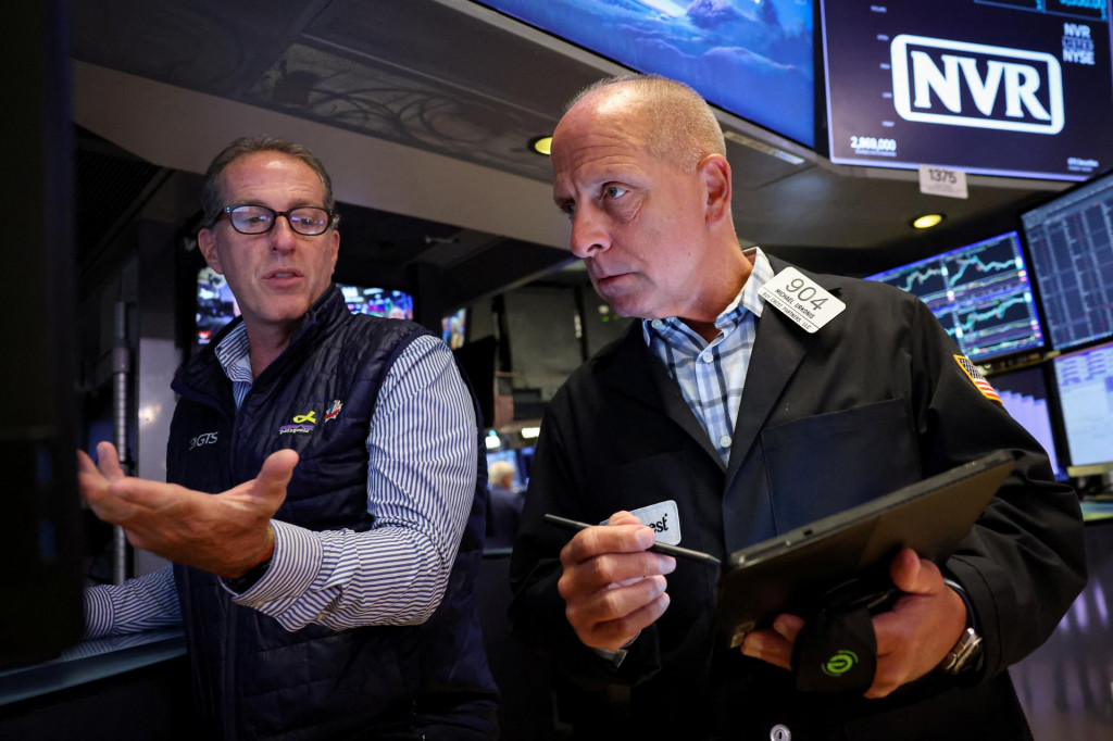 Stávky na výraznejšiu redukciu úrokových sadzieb však neskôr obmedzila správa o prekvapivo silnom raste výrobných cien v USA, napísala agentúra Reuters. FOTO: REUTERS