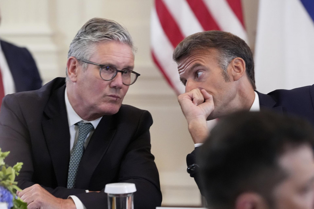 Britský premiér Keir Starmer (vľavo) a francúzsky prezident Emmanuel Macron počas stretnutia s americkým prezidentom Donaldom Trumpom a ukrajinským prezidentom Volodymyrom Zelenským v Bielom dome. FOTO: TASR/AP