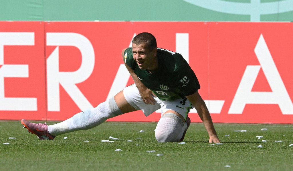 Slovenský futbalový reprezentant Denis Vavro z VfL Wolfsburg utrpel počas zápasu prvého kola Nemeckého pohára proti SV Hemelingen zranenie. FOTO: TASR/DPA
