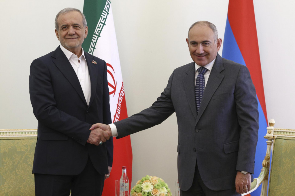 Arménsky premiér Nikol Pašinjan si podáva ruku s iránskym prezidentom Masúdom Pezeškijánom pred ich stretnutím v Jerevane 19. augusta 2025. FOTO: TASR/AP