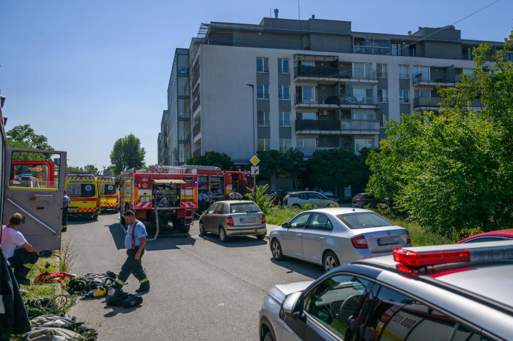 Hasiči a sanitky na mieste požiaru v bratislavskej mestskej časti Ružinov v utorok 19. augusta 2025. FOTO: TASR/Jaroslav Novák
