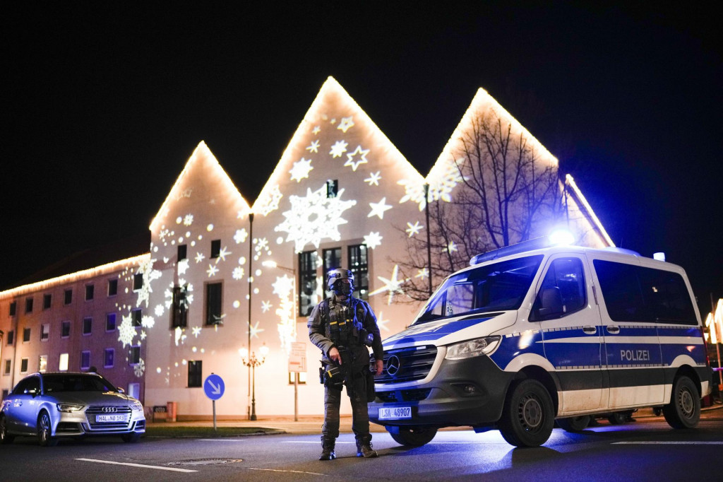 Na archívnej snímke z 20. decembra 2024 policajt hliadkuje na zablokovanej ceste neďaleko vianočných trhov po incidente v nemeckom Magdeburgu. FOTO: TASR/AP