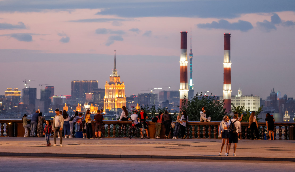 Podľa devätnásťročného študenta z Petrohradu Iľju Denisova ”nemá zmysel sledovať politický kontext”, pretože ”o všetkom rozhodnú tí hore bez toho, aby sa nás pýtali”. FOTO: REUTERS