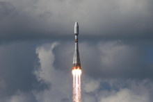 Nosná raketa Sojuz-2.1b počas štartu z kozmodrómu Vostočnyj, na ruskom Ďalekom východe. FOTO: TASR/AP