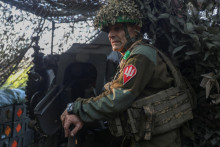 Ukrajinský vojak stojí vedľa húfnice počas paľby na ruské jednotky  na frontovej línii v Doneckej oblasti. FOTO: Reuters