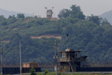 Severokórejský vojak stojí na stráži na svojom strážnom stanovišti na území Severnej Kórey. FOTO: Reuters