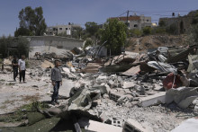 Palestínčania kontrolujú trosky domu zdemolovaného izraelskou armádou v dedine Beit Sira pri Ramalláhu, na Západnom brehu Jordánu. FOTO: TASR/AP