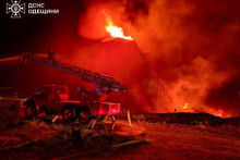 Hasiči bojujú s požiarom po ruskom útoku v Odeskej oblasti. FOTO: REUTERS/Press service of the State Emergency Service of Ukraine