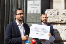 Na snímke opoziční poslanci sprava Rastislav Krátky a Július Jakab (obaja hnutie Slovensko) počas tlačovej konferencie pred budovou Generálnej prokuratúry v Bratislave v stredu 20. augusta 2025. FOTO: TASR/Miroslav Košírer