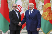 Bieloruský prezident Alexandr Lukašenko a iránsky prezident Masúd Pezeškiján. FOTO: TASR/AP
