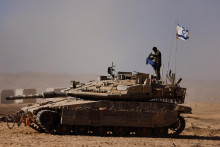 Izraelský tank pri Gaze. FOTO: Reuters