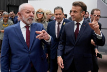 Brazílsky prezident Luiz Inácio Lula da Silva a francúzsky prezident Emmanuel Macron. FOTO: Reuters