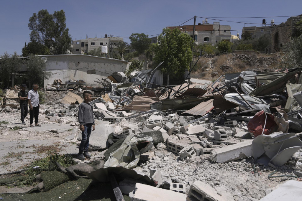 Palestínčania kontrolujú trosky domu zdemolovaného izraelskou armádou v dedine Beit Sira pri Ramalláhu, na Západnom brehu Jordánu. FOTO: TASR/AP