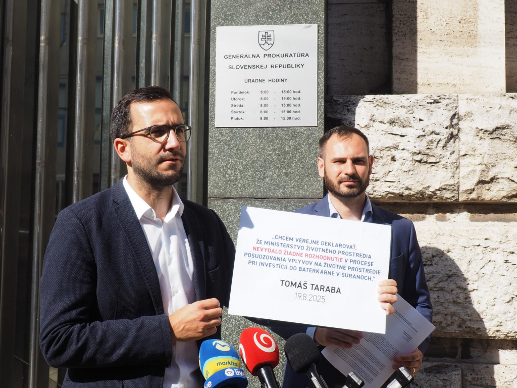 Na snímke opoziční poslanci sprava Rastislav Krátky a Július Jakab (obaja hnutie Slovensko) počas tlačovej konferencie pred budovou Generálnej prokuratúry v Bratislave v stredu 20. augusta 2025. FOTO: TASR/Miroslav Košírer