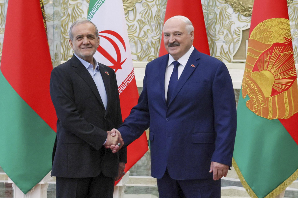 Bieloruský prezident Alexandr Lukašenko a iránsky prezident Masúd Pezeškiján. FOTO: TASR/AP
