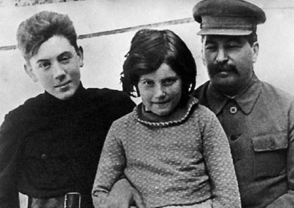 Stalinove deti (vpravo jeho syn Jakov).