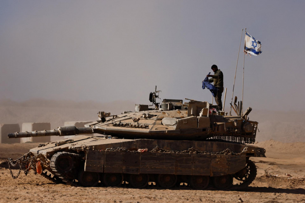 Izraelský tank pri Gaze. FOTO: Reuters