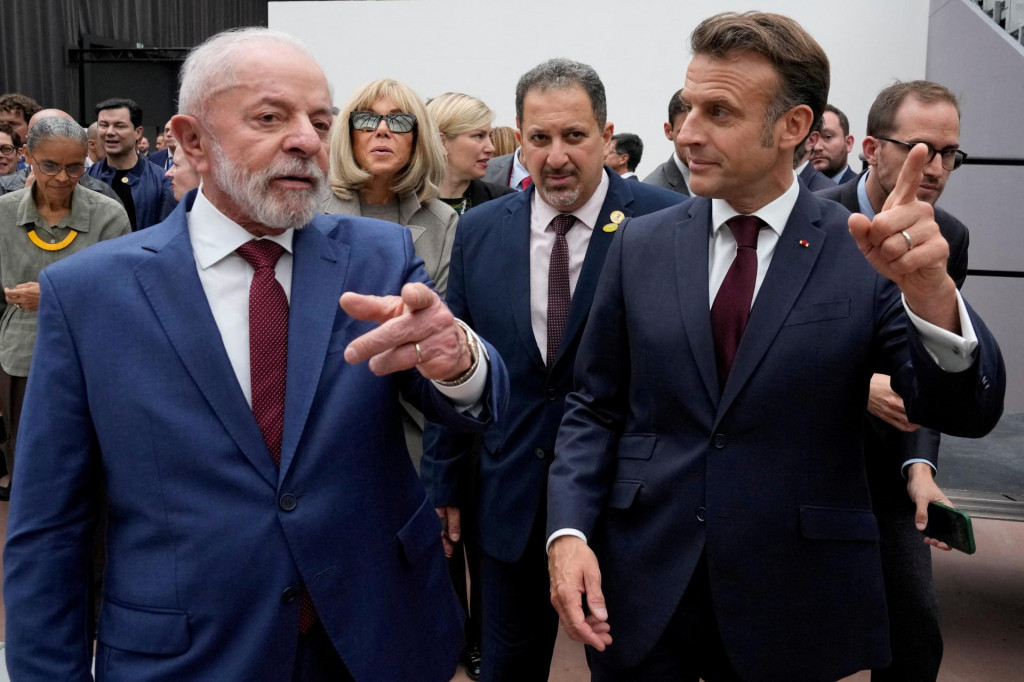 Brazílsky prezident Luiz Inácio Lula da Silva a francúzsky prezident Emmanuel Macron. FOTO: Reuters