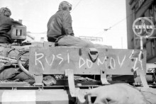 Obyvatelia Československa vyjadrovali odpor voči vojakom Varšavskej zmluvy, ktorí do krajiny vtrhli 21. augusta 1968. FOTO: TASR/Miroslav Vojtek