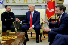Na snímke sprava J. D. Vance, Donald Trump a Volodymyr Zelenskyj pri ich stretnutí v Bielom dome vo februári. FOTO: REUTERS