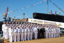 Ruský prezident Vladimir Putin na slávnostnom vztýčení námornej vlajky na palube jadrovej ponorky Kňaz Požarskij. FOTO: REUTERS/Sputnik