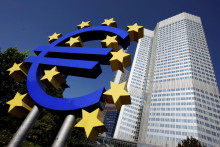 Znak eura pred budovou bývalej centrály ECB vo Frankfurte nad Mohanom. Centrálna banka dostáva na konci leta konečne priaznivé signály oživenia ekonomiky. FOTO: REUTERS