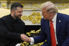 Americký prezident Donald Trump (vpravo) a ukrajinský prezident Volodymyr Zelenskyj si podávajú ruky počas stretnutia v Oválnej pracovni Bieleho domu vo Washingtone. FOTO: TASR/AP
