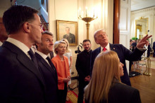 Európski lídri a ukrajinský prezident Zelenský na stretnutí s americkým prezidentom Trumpom. FOTO: Ukrainian Presidential Press Ser