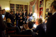 Ukrajinský prezident Volodymyr Zelenskyj sa 18. augusta 2025 stretol na ukrajinskom veľvyslanectve vo Washingtone s francúzskym prezidentom Emmanuelom Macronom, nemeckým kancelárom Friedrichom Merzom, britským premiérom Keirom Starmerom, predsedníčkou Európskej komisie Ursulou von der Leyenovou, talianskou premiérkou Georgiou Meloni, fínskym prezidentom Alexandrom Stubbom a generálnym tajomníkom NATO Markom Ruttem. FOTO: REUTERS/Ukrainian Presidential Press Service