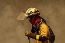 Hasič hasí lesný požiar, ktorý sa naďalej šíri neďaleko dedinky Rebordondo na severozápade Španielska. FOTO: TASR/AP