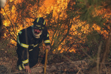 Hasič zasahuje počas lesného požiaru v Dornelas do Zezere v strednej časti Portugalska. FOTO: TASR/Lusa