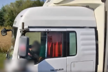Kamionista obedoval na palubnej doske priamo počas jazdy.