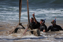 Egyptskí potápači pracujú na vyťahovaní ponorených artefaktov.FOTO: Reuters