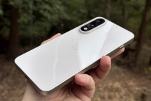 Značka OnePlus doviezla na slovenský trh novinku vyššej strednej triedy v podobe modelu Nord 5. Ten pokračuje v tradícii pekne vybavených mobilov a fanúšikov značky určite nadchne, avšak európsky zákazník je opäť v nevýhode kvôli nižšej kapacite batérie, než akú má mobil v Číne.