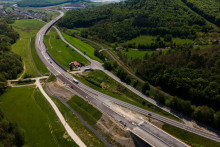 Stavbári začali tento týždeň s napájaním úseku R2 Kriváň – Mýtna. FOTO: NDS