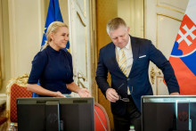 Ministerka hospodárstva Denisa Saková a premiér Robert Fico oznámili, že k energodotáciám sa budúci rok dostane zhruba 90 percent domácností. FOTO: Úrad vlády SR