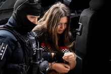 Obvinená žena v príprade tragédie v Ružinove, pri ktorej zomreli dve deti, prichádza na výsluch na Mestský súd Bratislava I. FOTO. TASR/Jakub Kotian