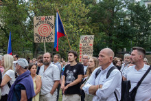 Protestujúci ľudia pred Veľvyslanectvom Ruskej federácie v ČR v Prahe na demonštrácii s názvom Choď domov, Ivan, na ktorej si pripomenuli výročie invázie vojsk Varšavskej zmluvy do Československa v auguste 1968. FOTO: TASR/Barbora Vizváryová
