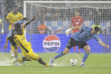 Hráč Slovana Danylo Ignatenko a hráč YB Bern Tanguy Zoukrou v prvom zápase play-off Európskej ligy UEFA 2025/26 ŠK Slovan Bratislava - BSC Young Boys vo štvrtok 21. augusta 2025 v Bratislave. FOTO: TASR/Martin Baumann