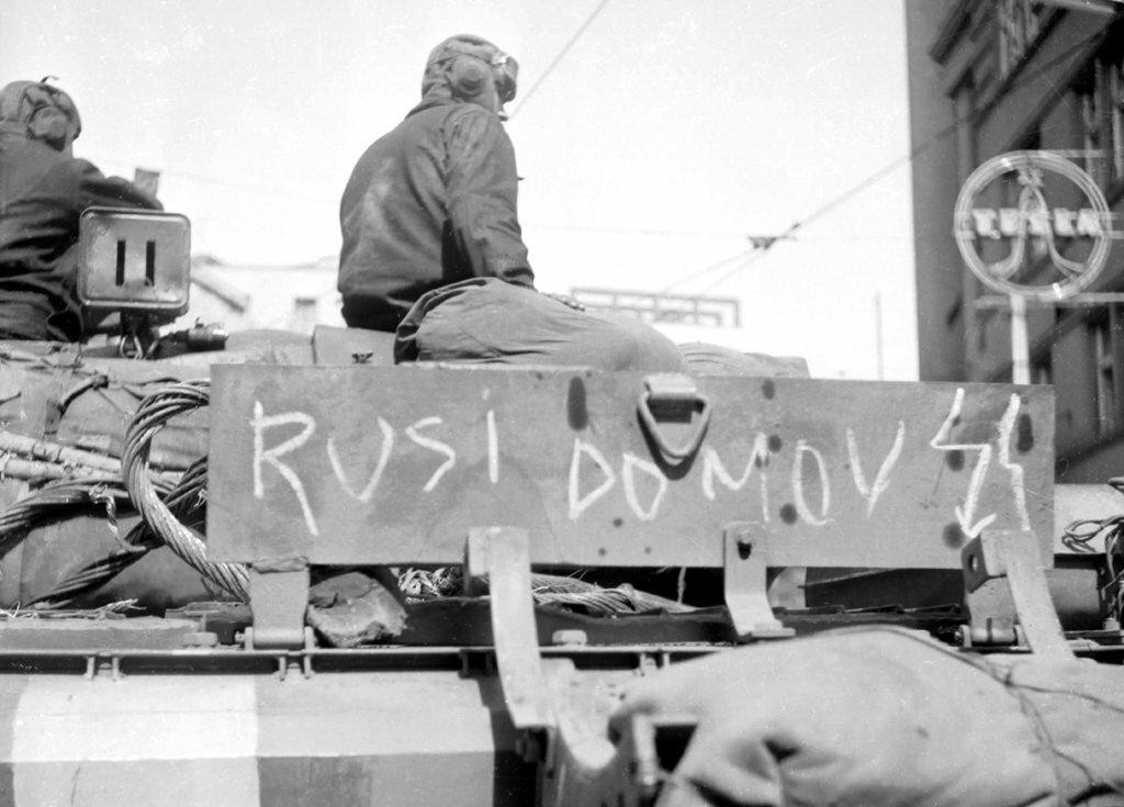 Obyvatelia Československa vyjadrovali odpor voči vojakom Varšavskej zmluvy, ktorí do krajiny vtrhli 21. augusta 1968. FOTO: TASR/Miroslav Vojtek