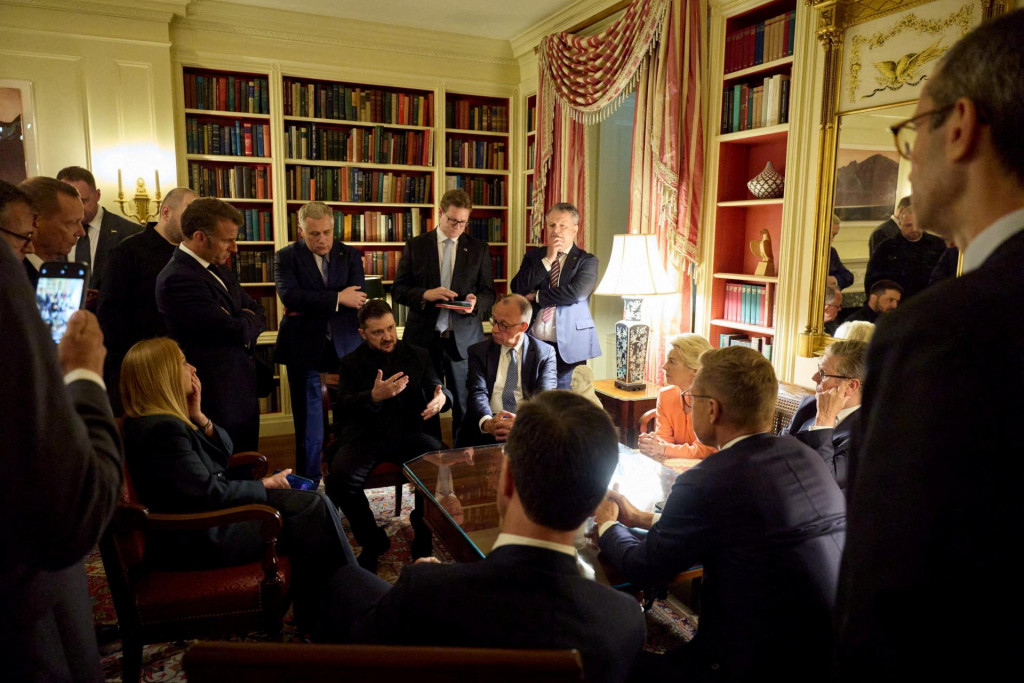 Ukrajinský prezident Volodymyr Zelenskyj sa 18. augusta 2025 stretol na ukrajinskom veľvyslanectve vo Washingtone s francúzskym prezidentom Emmanuelom Macronom, nemeckým kancelárom Friedrichom Merzom, britským premiérom Keirom Starmerom, predsedníčkou Európskej komisie Ursulou von der Leyenovou, talianskou premiérkou Georgiou Meloni, fínskym prezidentom Alexandrom Stubbom a generálnym tajomníkom NATO Markom Ruttem. FOTO: REUTERS/Ukrainian Presidential Press Service