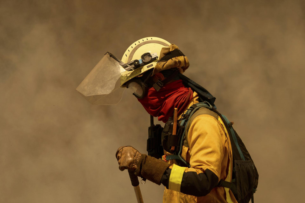 Hasič hasí lesný požiar, ktorý sa naďalej šíri neďaleko dedinky Rebordondo na severozápade Španielska. FOTO: TASR/AP