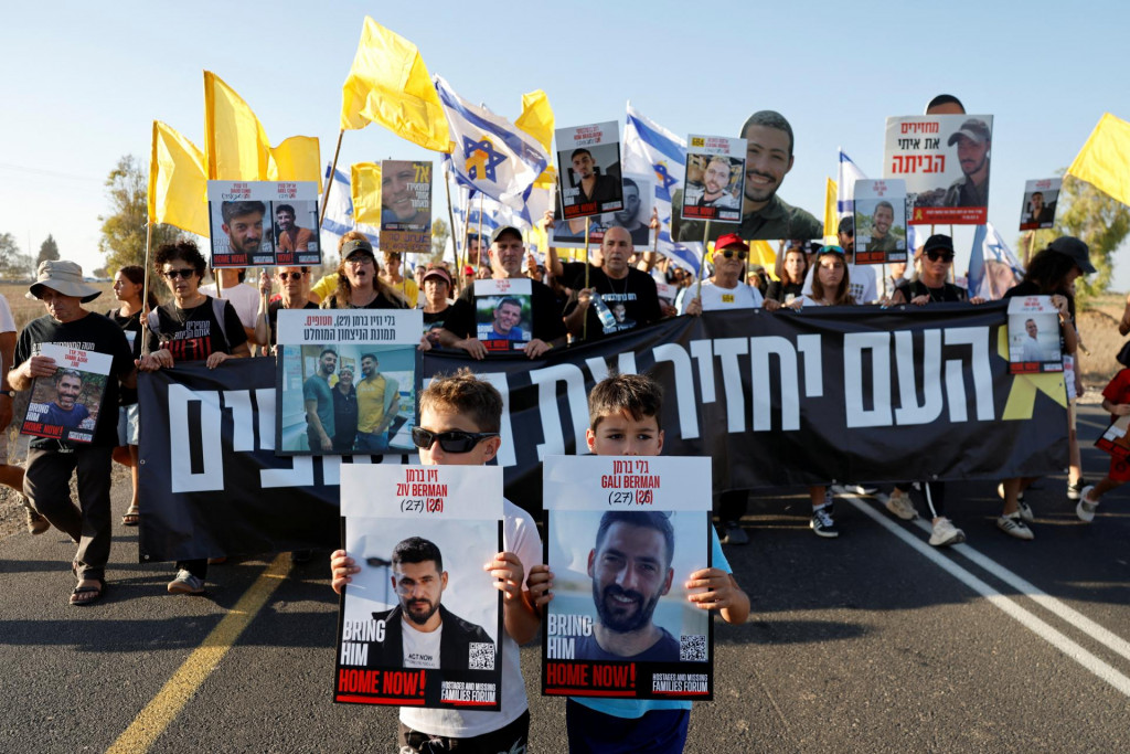 Makabit Majerová, teta zadržiavaných dvojčiat Galiho a Ziva Bermanovcov, obvinila izraelského premiéra Benjamina Netanjahua z náboru desiatok tisíc ďalších vojakov do zálohy na „nezmyselné misie“, ktoré ohrozujú ich „najdrahších“. FOTO: REUTERS