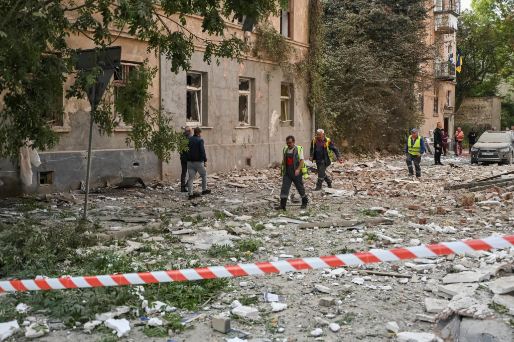 Západoukrajinský Ľvov bol v noci zasiahnutý kombinovaným raketovým útokom. FOTO: REUTERS
