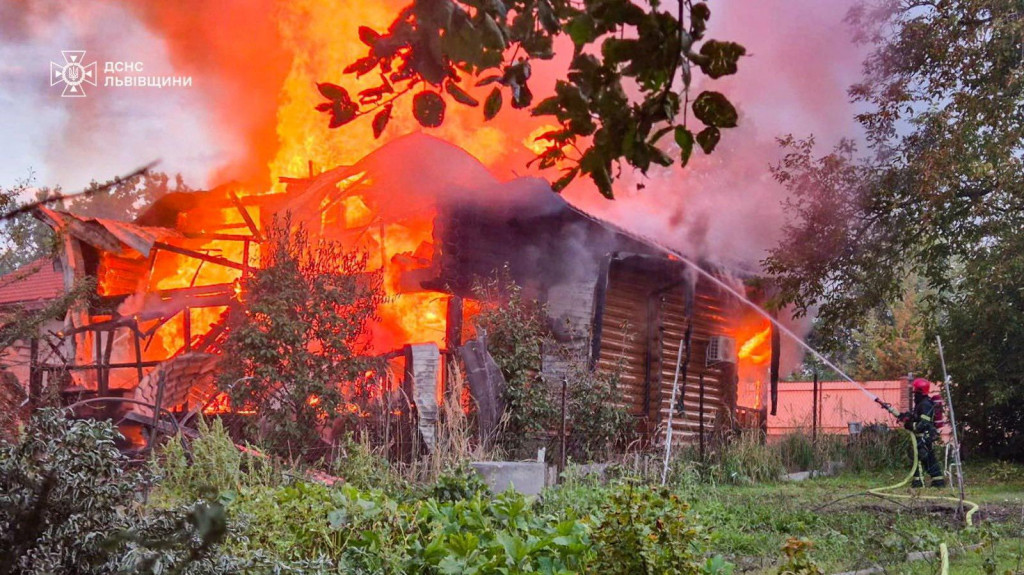 Hasič zasahuje v obytnej oblasti zasiahnutej ruskými náletmi dronmi a raketami v Ľvovskej oblasti na Ukrajine. FOTO: REUTERS